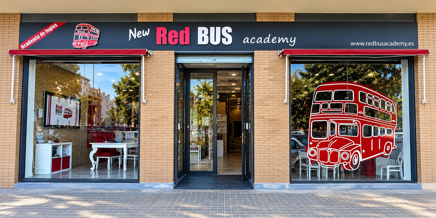 Fachada de New Red Bus Academy, academia de inglés en Massanassa, con su autobús rojo de dos pisos en el escaparate